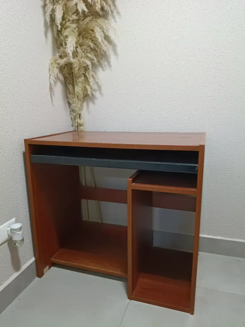 Escritorio de madera compacto - 1
