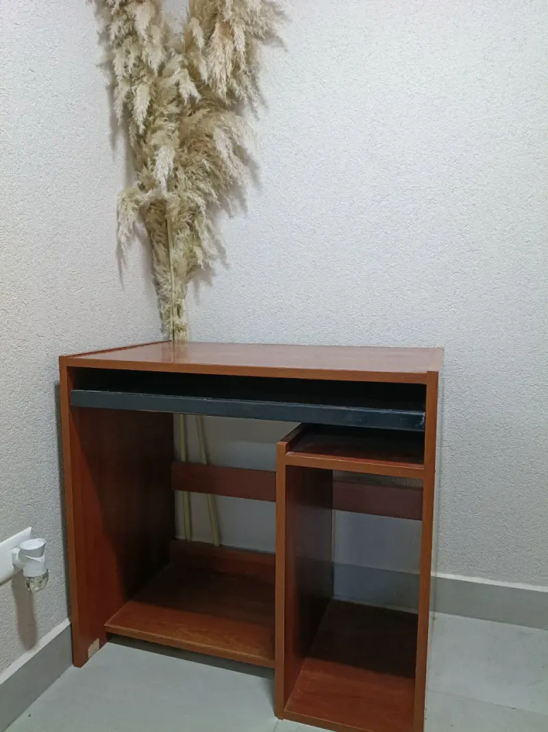 Escritorio de madera compacto - 2