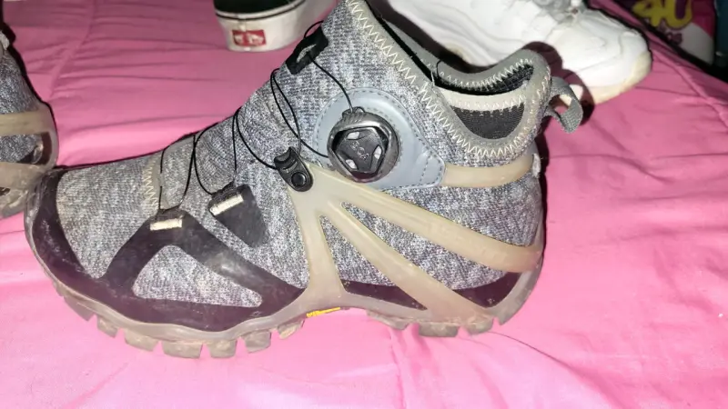 Zapatillas deportivas gris y negro - 1