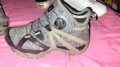 Zapatillas deportivas gris y negro - miniatura 1