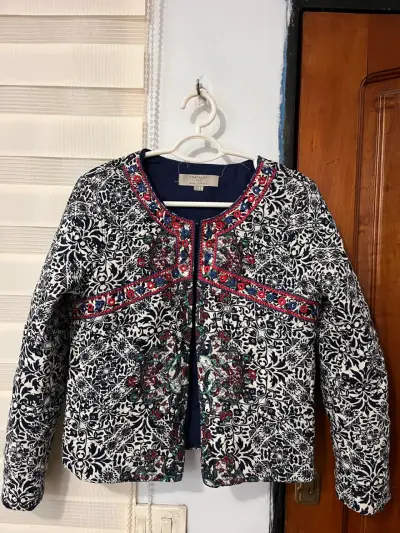 Chaqueta bordada en blanco y azul - miniatura 1