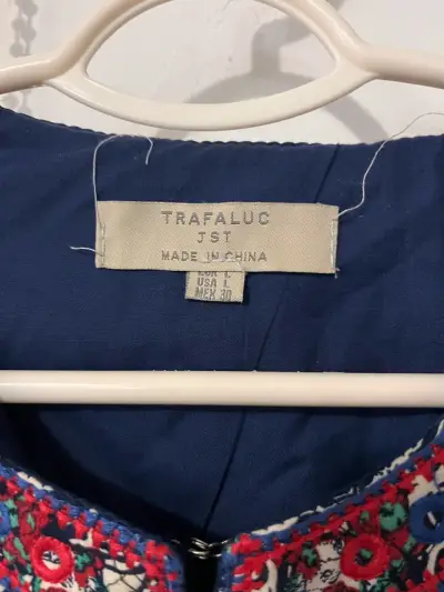 Chaqueta bordada en blanco y azul - miniatura 2