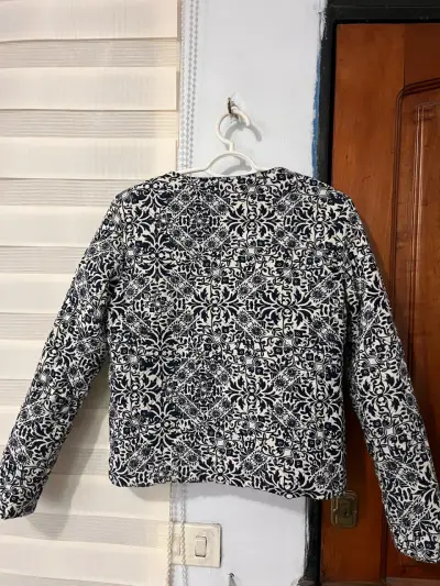 Chaqueta bordada en blanco y azul - miniatura 3