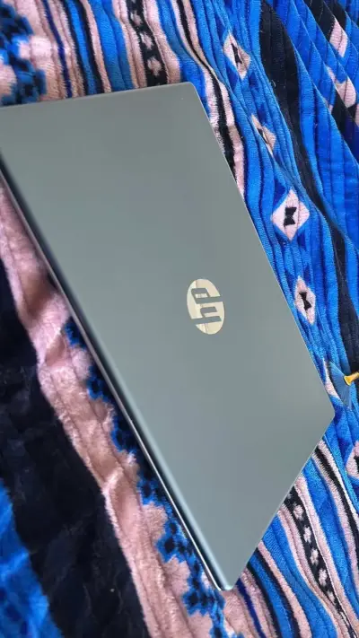 Laptop HP en buen estado - miniatura 1
