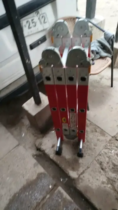 Escalera plegable roja - miniatura 1