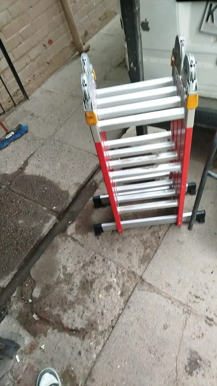 Escalera plegable roja - 2