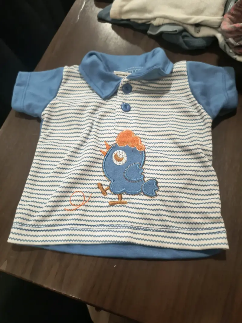 Polera infantil azul con estampado - 1