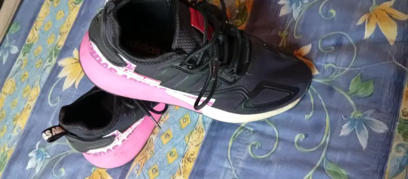 Zapatillas negras con detalles rosados - 1