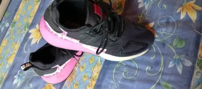 Zapatillas negras con detalles rosados - miniatura 1