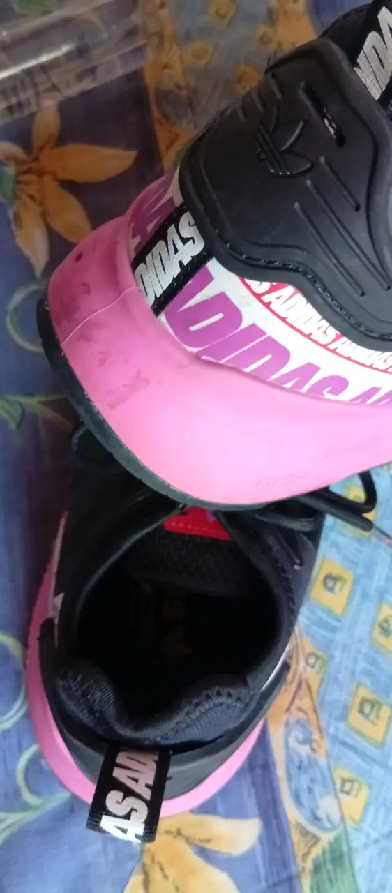 Zapatillas negras con detalles rosados - 2