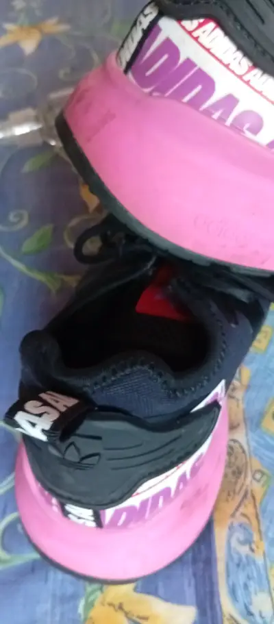 Zapatillas negras con detalles rosados - miniatura 3