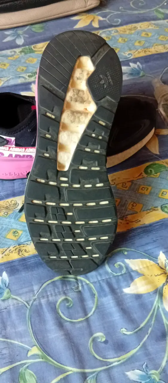 Zapatillas negras con detalles rosados - 4