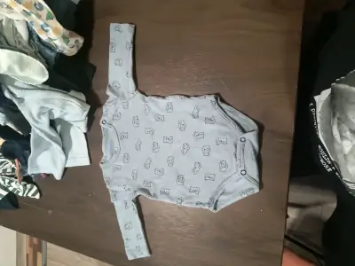 Body de bebé gris con estampado - miniatura 1