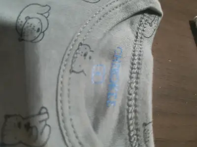 Body de bebé gris con estampado - miniatura 2