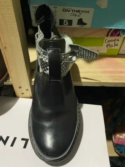Botines negros con detalle serpiente - miniatura 2