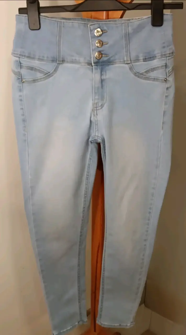 Mossimo Talla 40 -Jeans de tiro alto celestes - 1