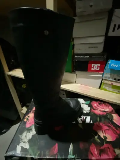 Botas negras de cuero - miniatura 4