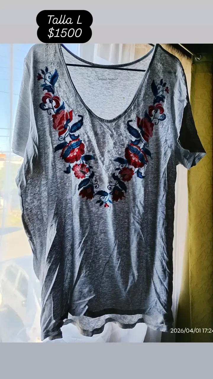Polera gris con bordado floral