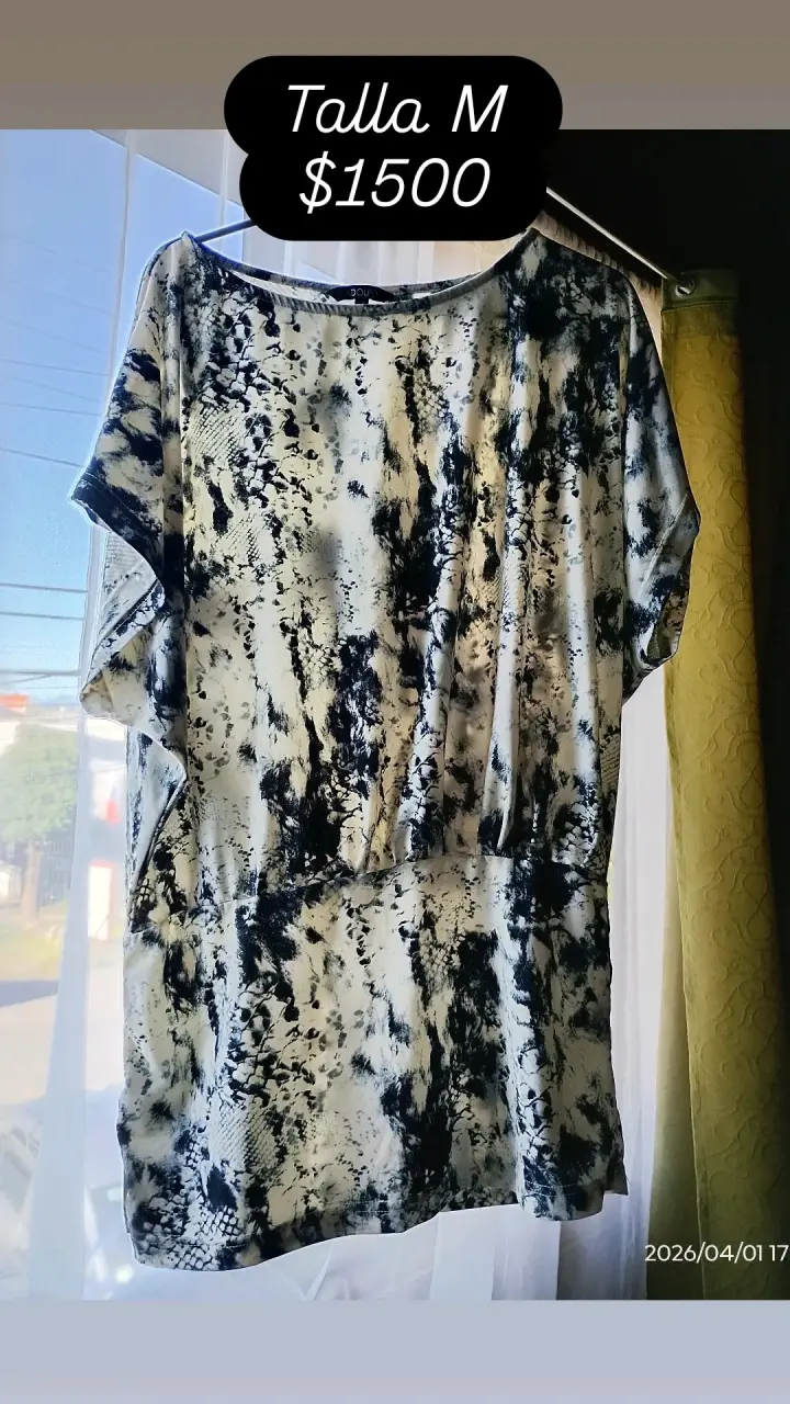 Polera estampado blanco y negro