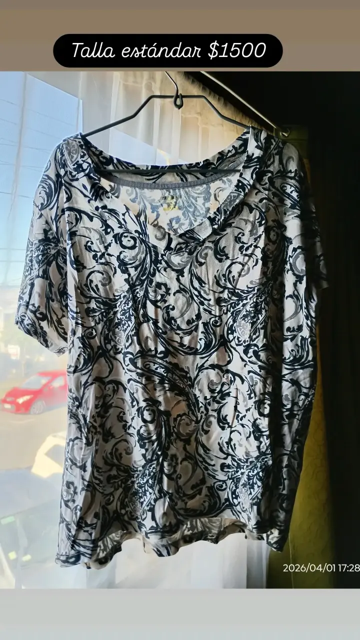 Polera estampada blanco y negro