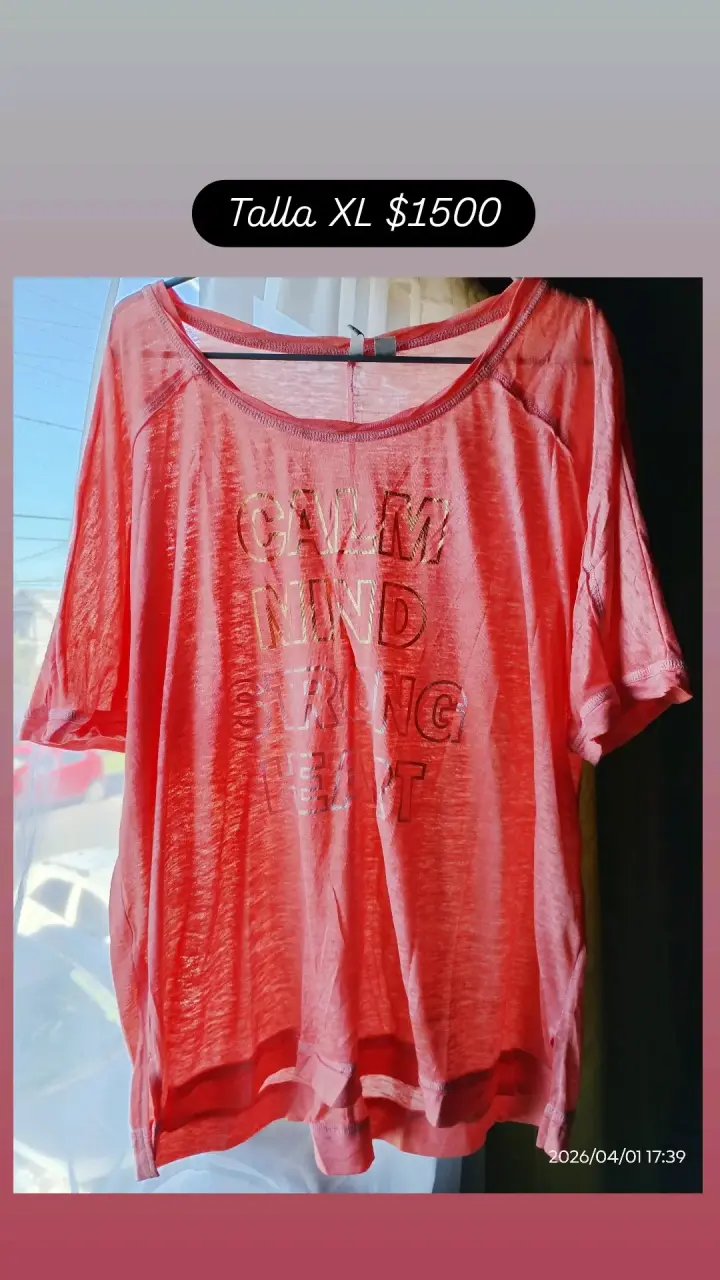 Polera rosa con estampado