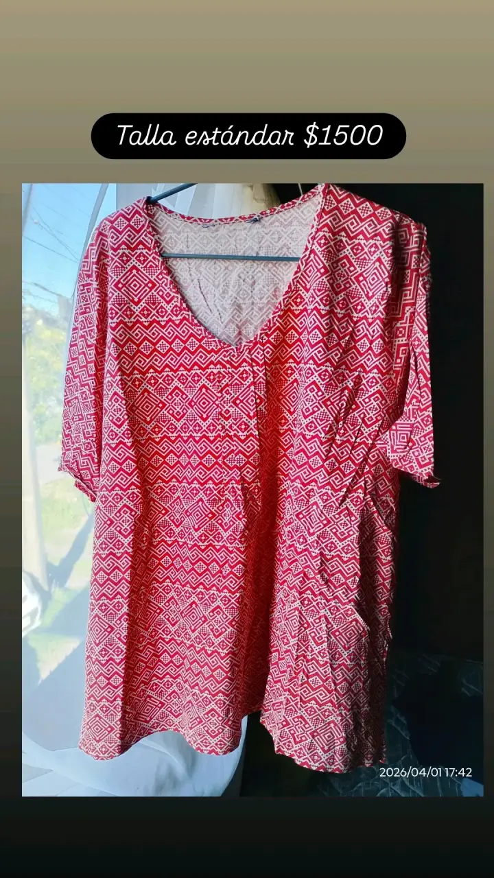 Polera rojo con estampado geométrico