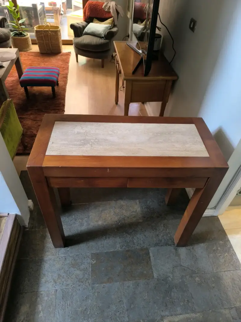 Mesa de madera y mármol