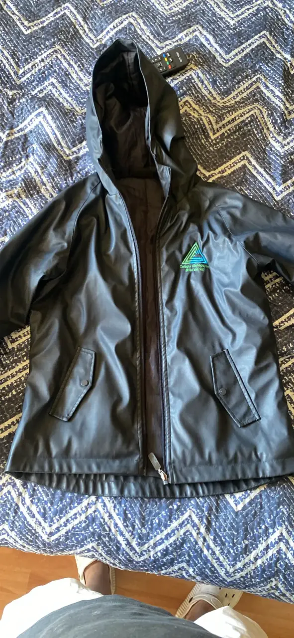 Chaqueta impermeable con capucha negra