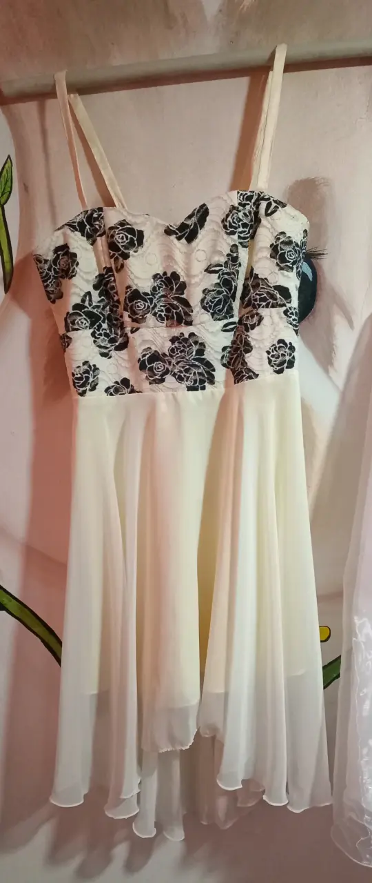 Vestido blanco con encaje floral