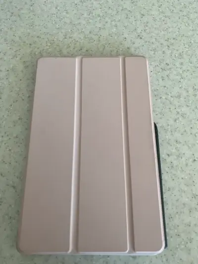 Tablet Samsung Galaxy Tab S6 Lite y funda rosada - miniatura 2