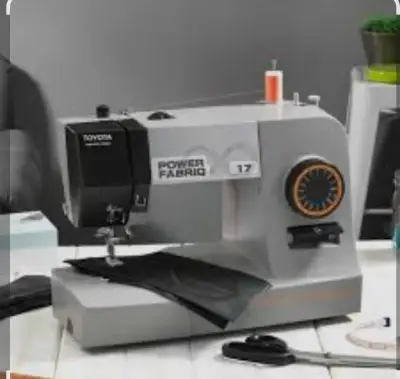 Máquina de coser Toyota PowerFabriq - miniatura 1