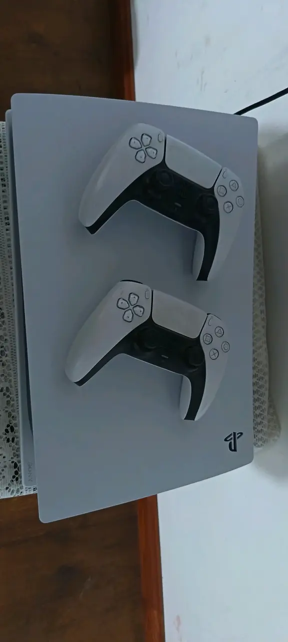 Consola PlayStation 5 con dos controles - 1
