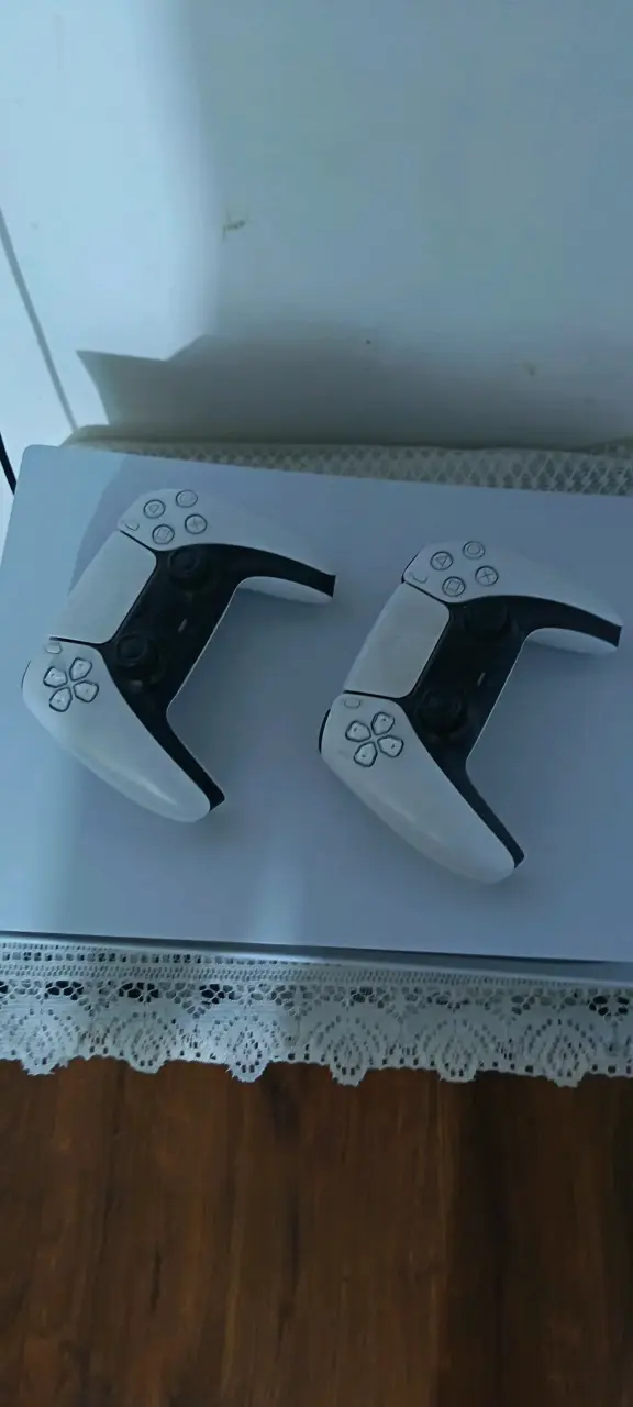 Consola PlayStation 5 con dos controles - 2