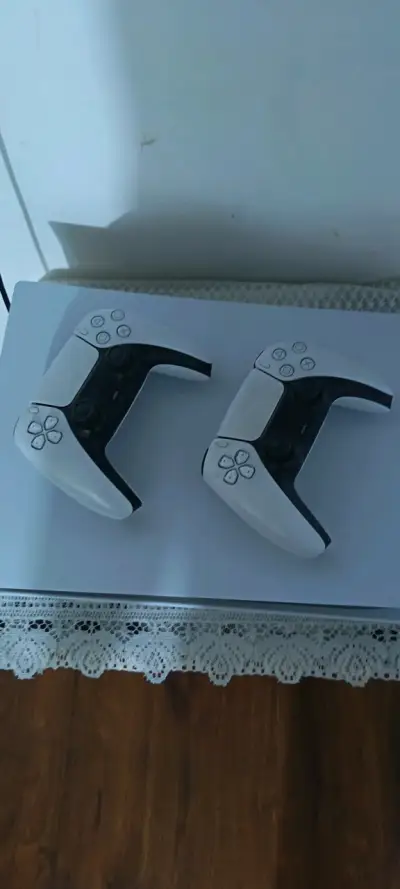 Consola PlayStation 5 con dos controles - miniatura 2