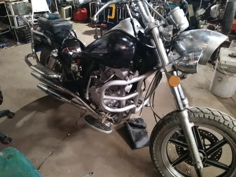 Motocicleta Cyclone negra