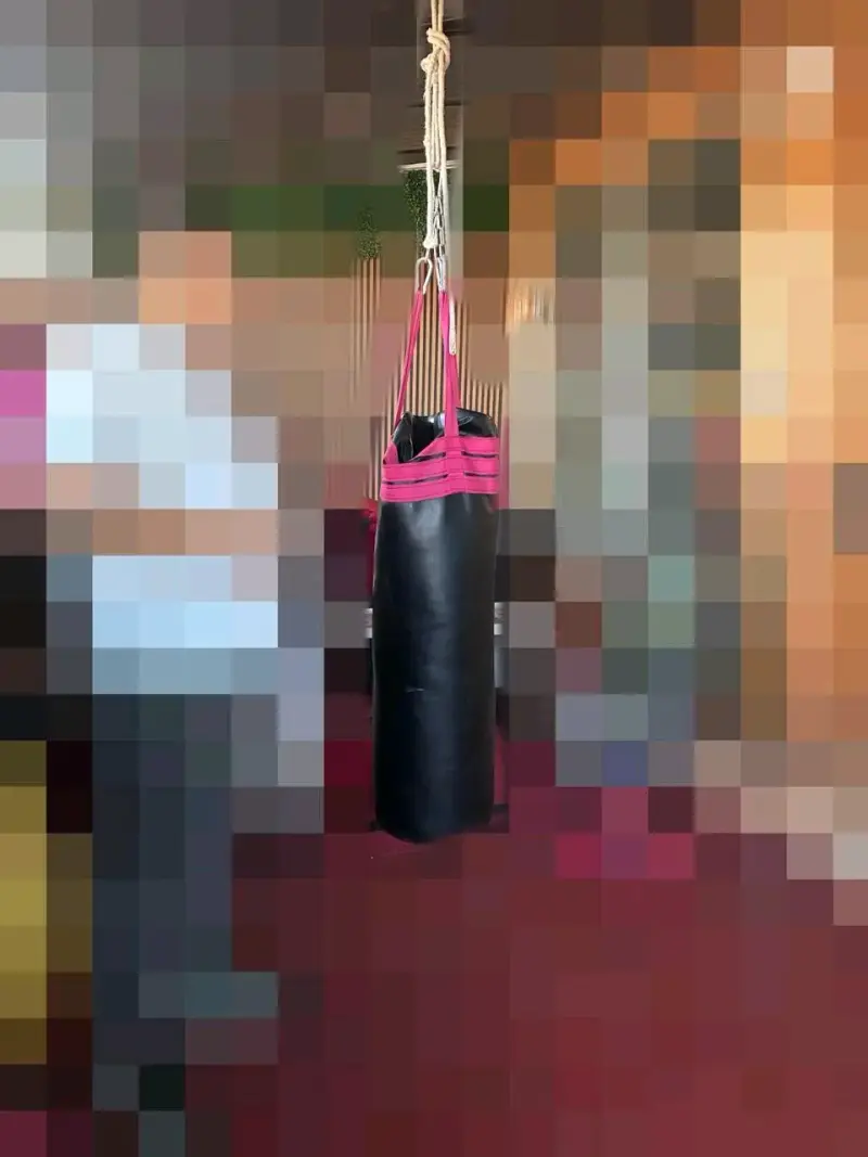 Saco de boxeo colgante negro - 1