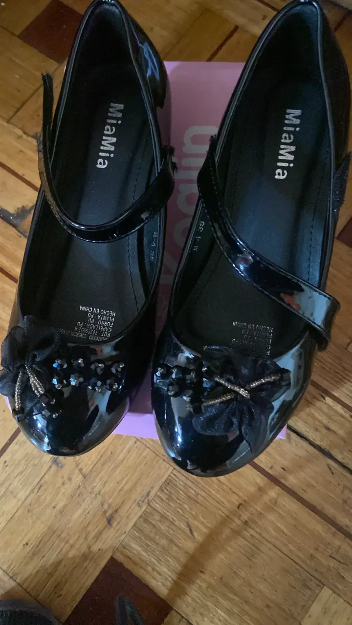 Zapatos negros MiaMia con flores