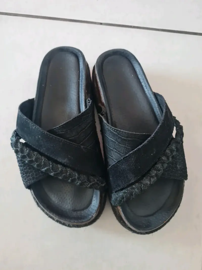 Sandalias negras cruzadas - 1