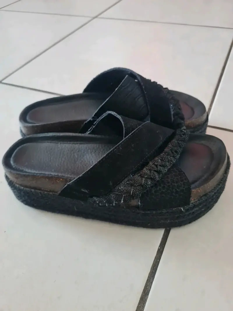 Sandalias negras cruzadas - 2