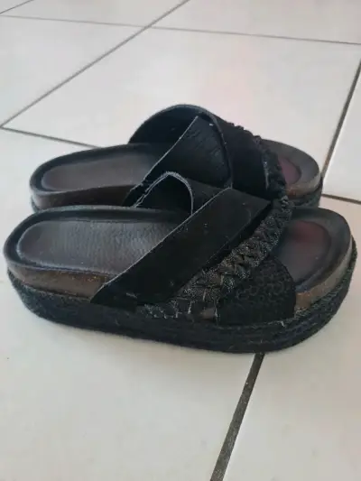 Sandalias negras cruzadas - miniatura 2