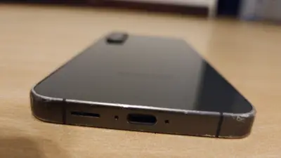 Smartphone Samsung negro en buen estado - miniatura 3