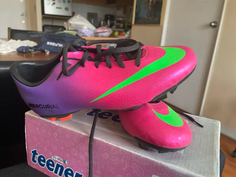 Zapatillas fútbol rosa y verde - 1