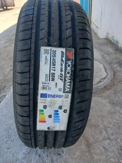 Neumático Yokohama BluEarth 205/45R17 - miniatura 1