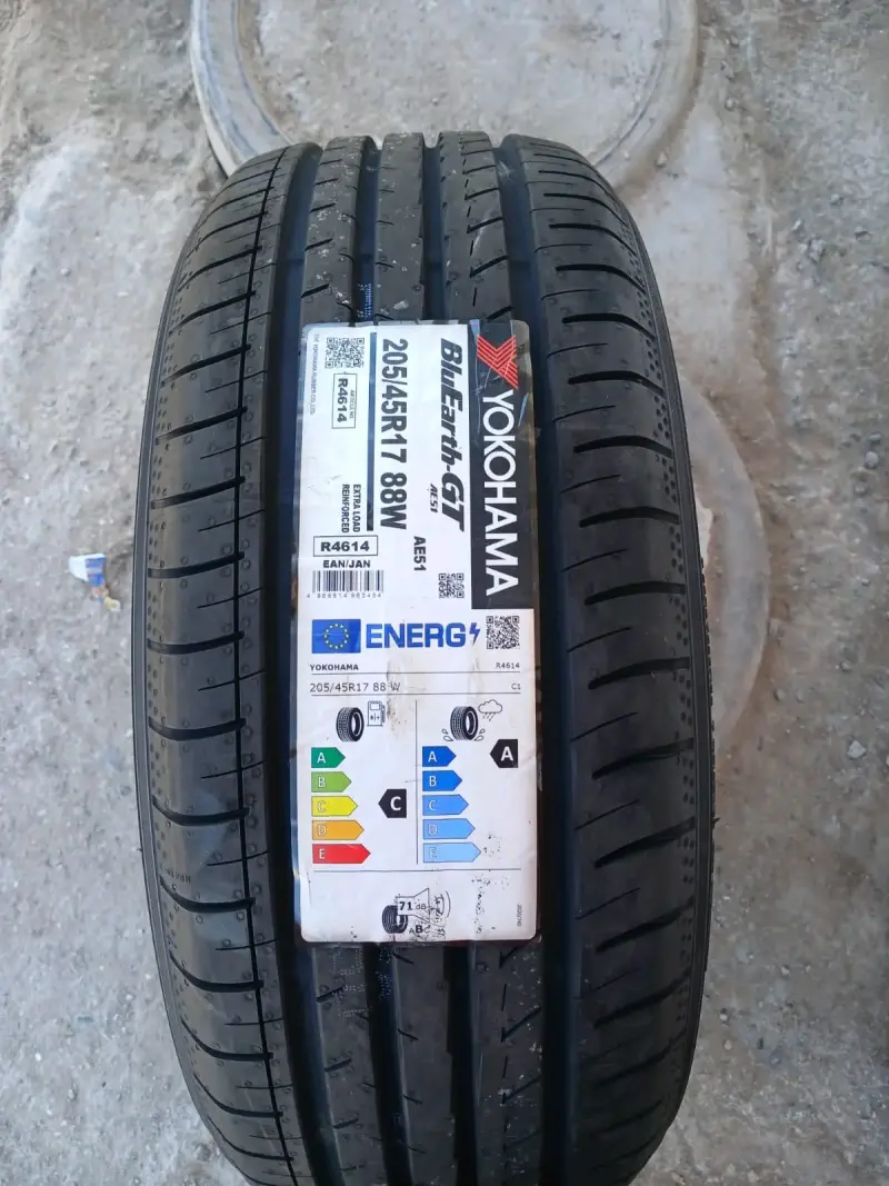 Neumático Yokohama BluEarth 205/45R17 - 2