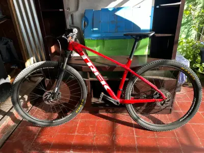 Bicicleta de montaña roja Trek - miniatura 1