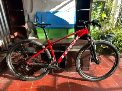 Bicicleta de montaña roja Trek - miniatura 3