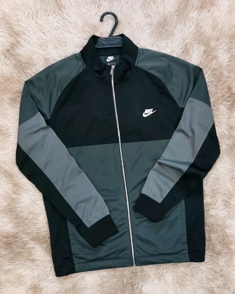 Chaqueta Nike deportiva gris y negra