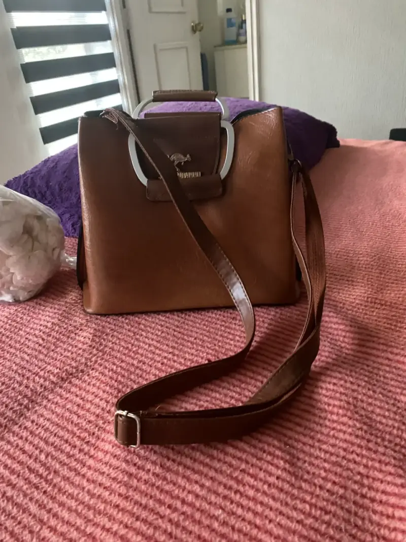 Cartera marrón con correa larga - 1