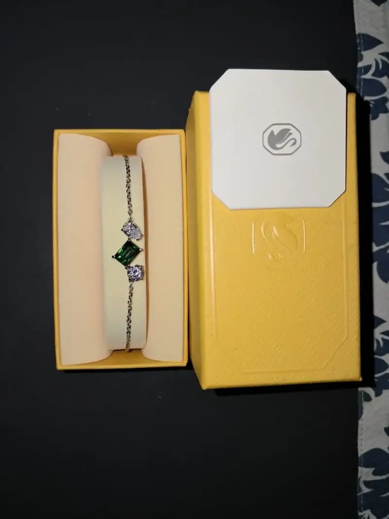 Brazalete con piedras verdes