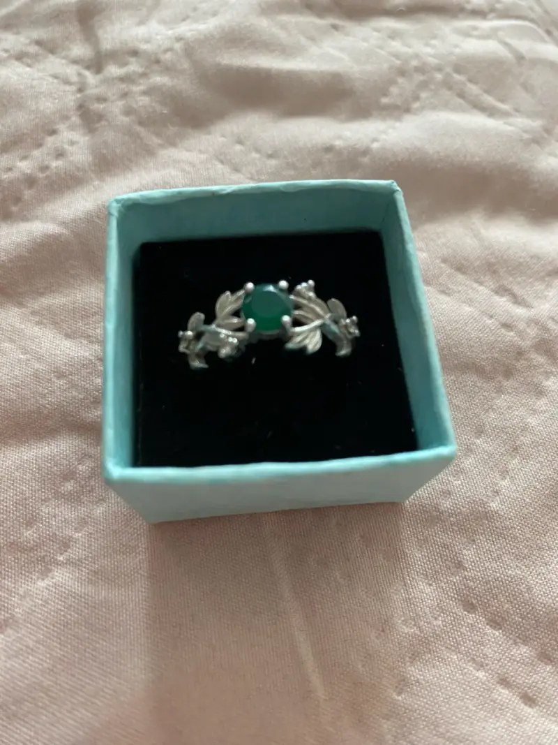 Anillo de plata con piedra verde